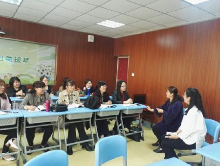 學員在運河區(qū)黃河路小學與授課教師交流